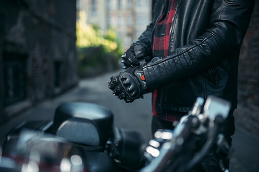 Tips Auteco: ¿Cómo elegir los mejores guantes para moto?